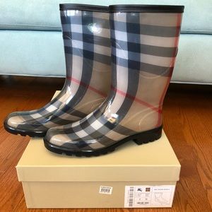 Burberry rainboots size 39 (US 9)